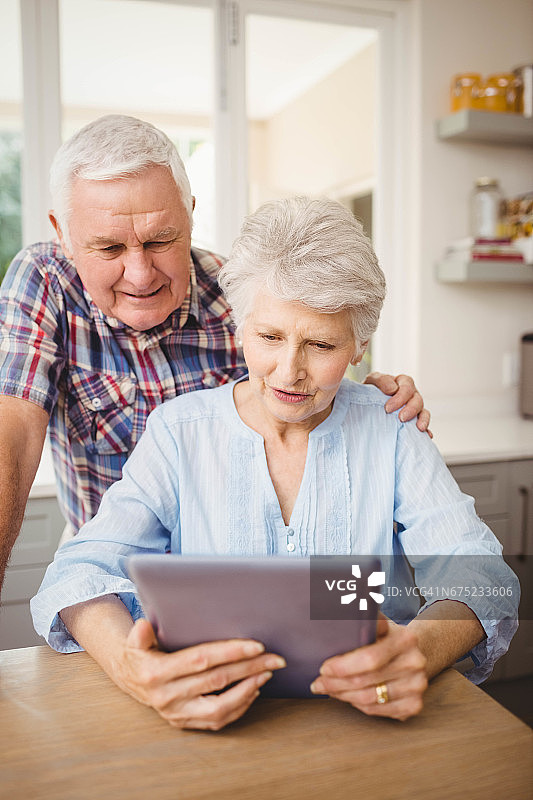 一对老年夫妇在看数码平板电脑图片素材