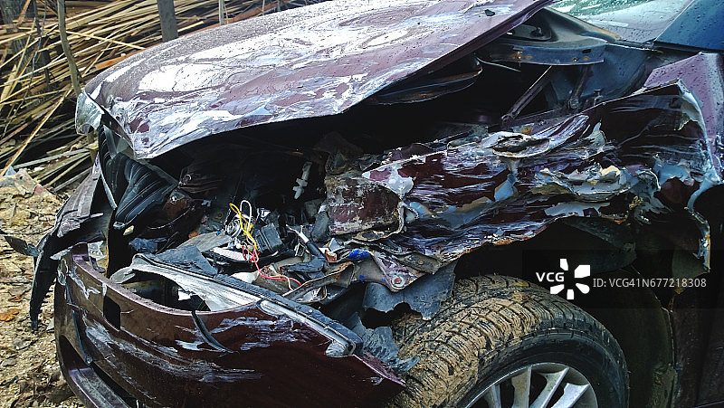 汽车颜色茄子后一场车祸。毁了前保险杠，车轮，前灯和引擎盖图片素材