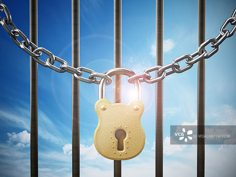 金色的挂锁和钥匙系着铁链站在监狱的铁栏前，映衬着蓝天图片素材