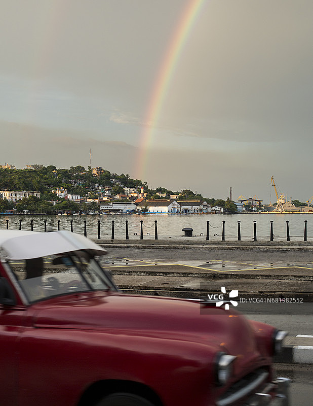 古巴的彩虹和老爷车图片素材