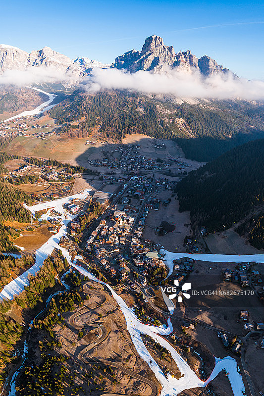 鸟瞰图Corvara镇，Val Badia, Dolomites图片素材