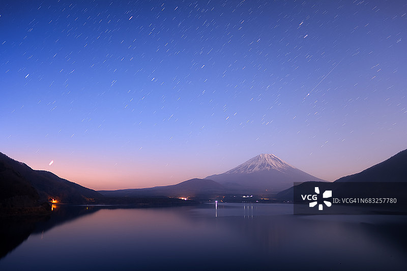 元津湖和富士山图片素材