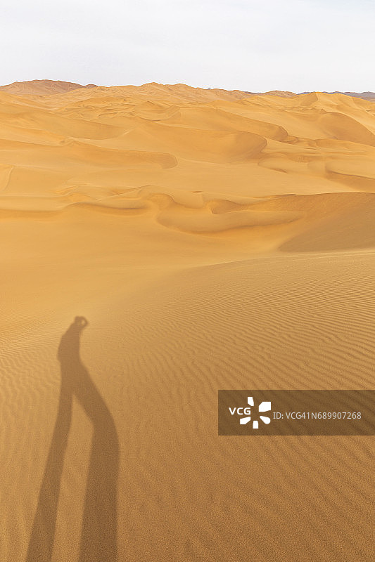 沙漠中的沙丘与摄影师的影子，中国图片素材