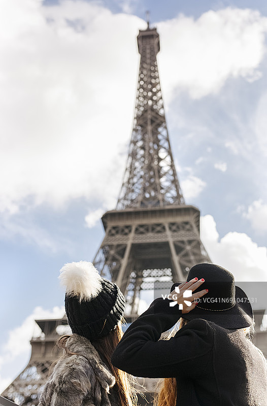 法国，巴黎，两个看着埃菲尔铁塔的女人图片素材