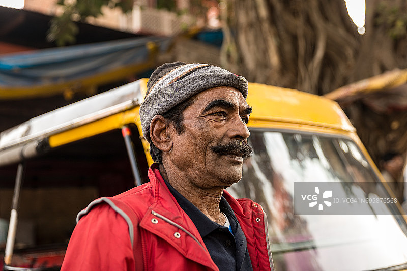 印度拉贾斯坦邦斋浦尔一名Tuktuk司机的画像图片素材