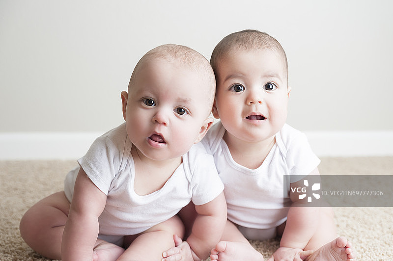 6个月的双胞胎男孩一起玩图片素材