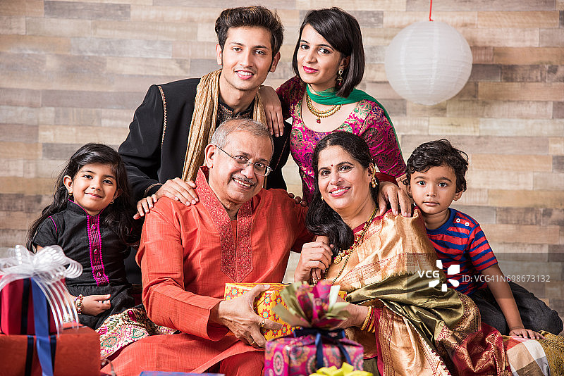 排灯节和印度家庭在沙发上享受礼物图片素材
