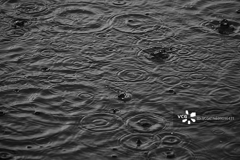 大雨滴击中了拉涅子湖的表面。图片素材