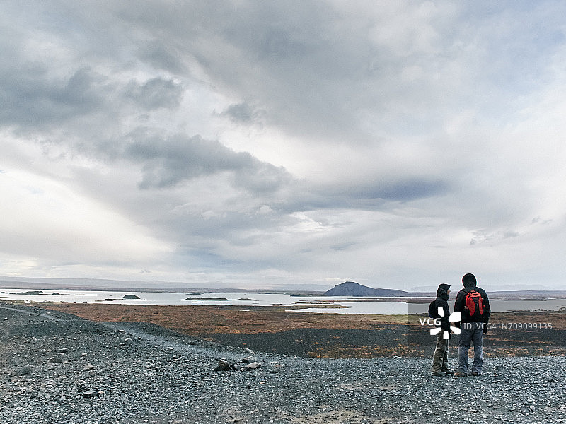 两名游客望着稀稀落落的风景，冰岛的米凡特湖图片素材