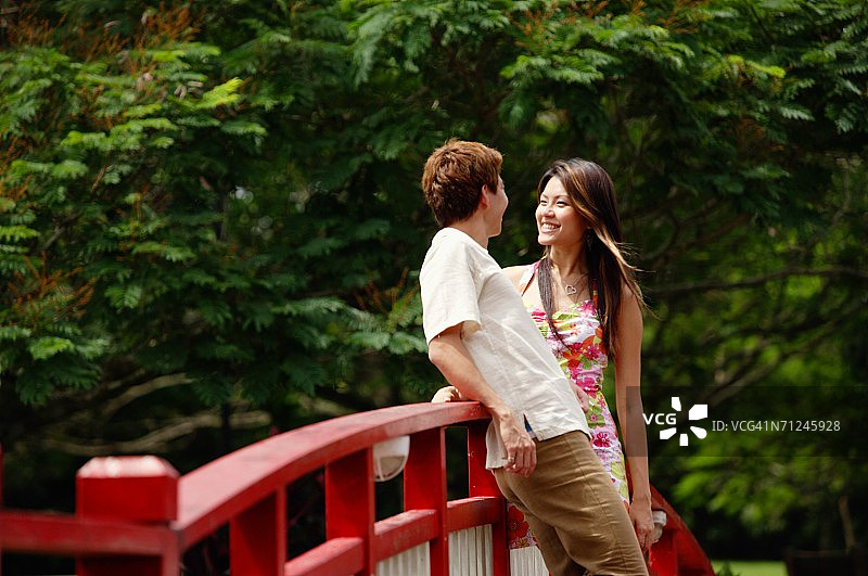 一对情侣面对面站在桥上图片素材
