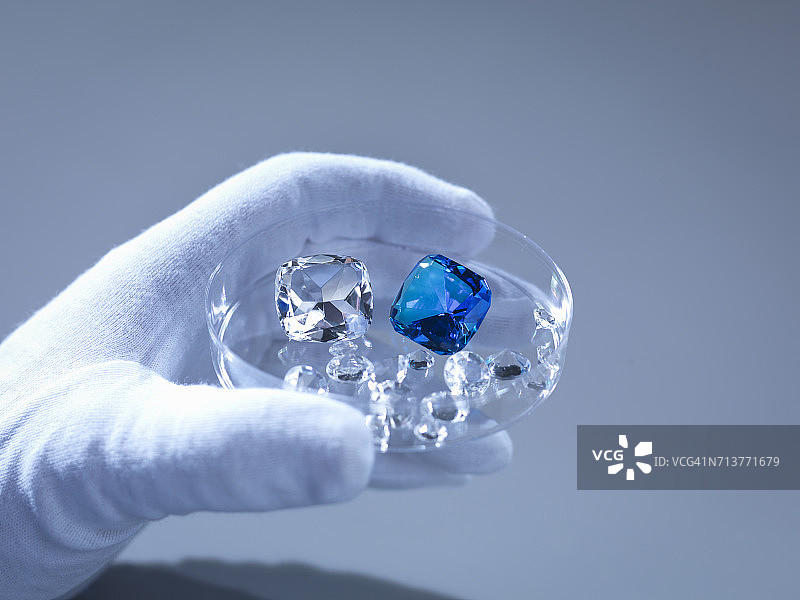 珠宝商戴着手套在盘子里检查钻石复制品图片素材