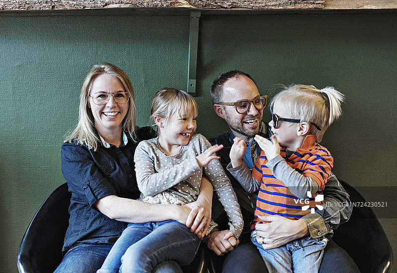 幸福的家庭在眼镜车间图片素材