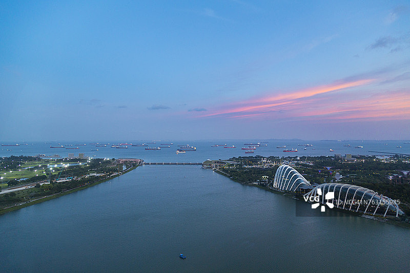 滨海湾和花园在黄昏，新加坡，东南亚的高架海景图片素材