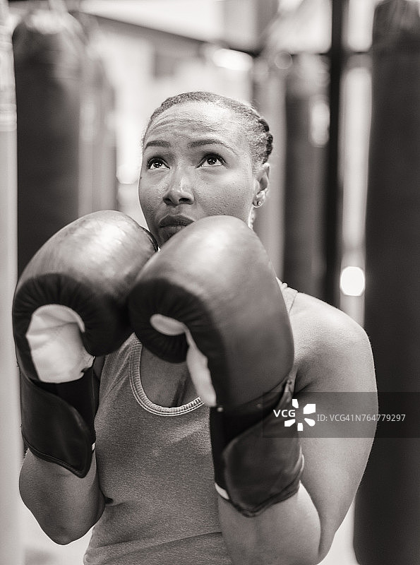 一幅黑人妇女戴着拳击手套抬头看的肖像图片素材