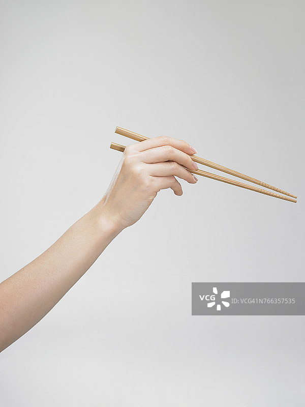 一只手拿着筷子图片素材