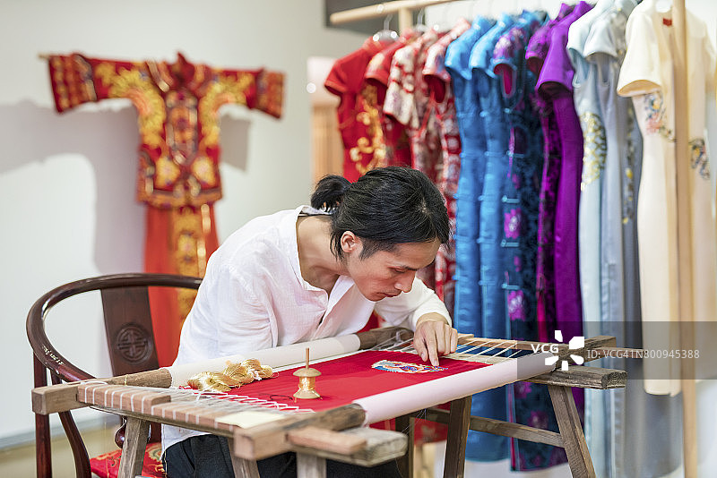 中国传统手工艺人正在做刺绣图片素材