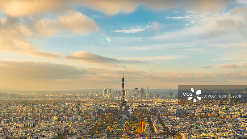 埃菲尔铁塔和法国巴黎的城市景观，金色的夕阳在天空和远处的新摩天大楼图片素材