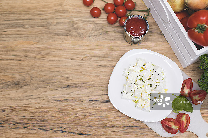 菲达奶酪切方块，蔬菜，香草和橄榄油图片素材