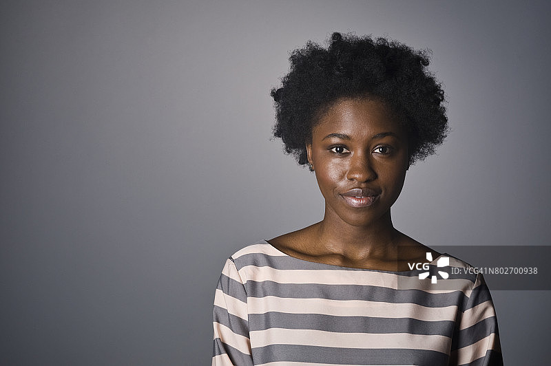 年轻的非洲裔美国妇女肖像图片素材