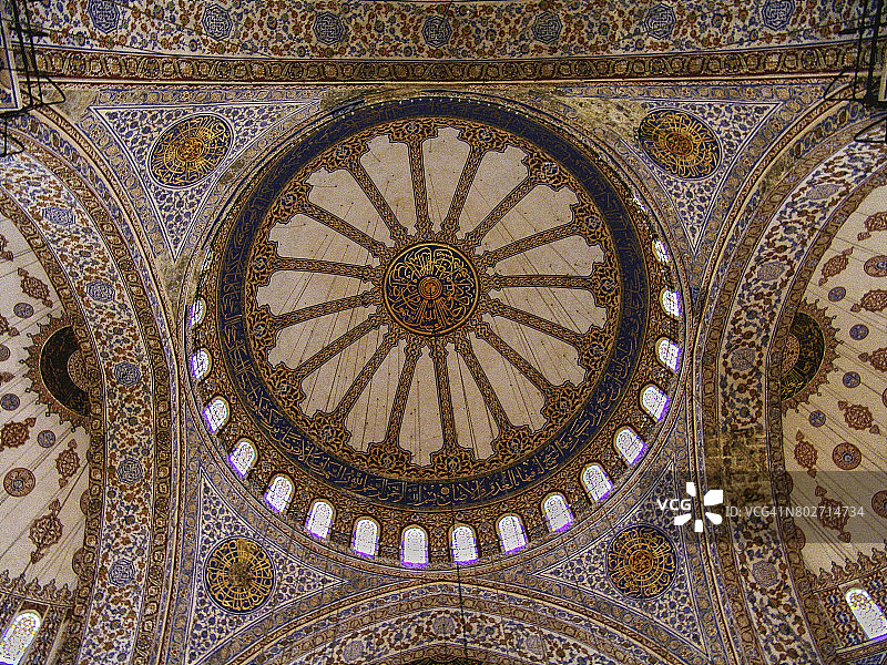 天花板上的蓝色清真寺图片素材