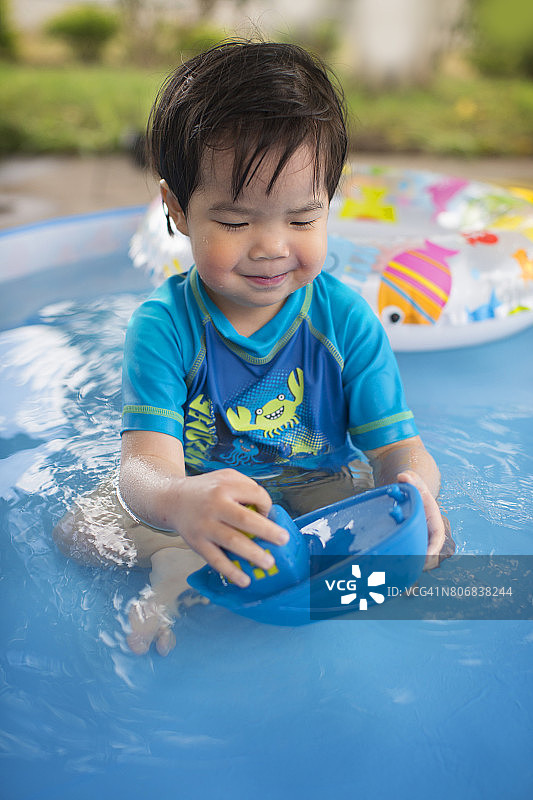亚洲幼童玩浴缸玩具橡胶船。图片素材