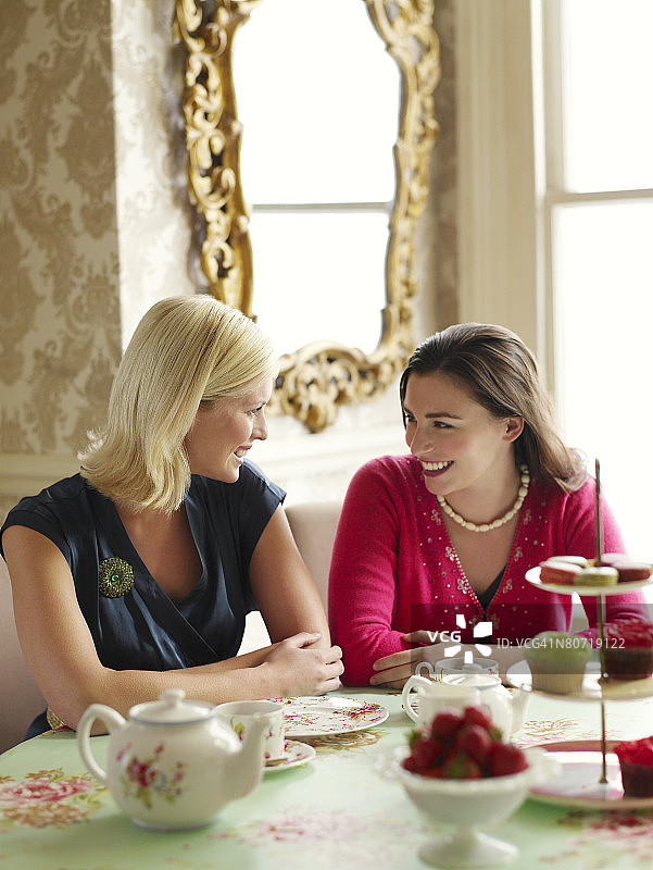 两个年轻女人在茶室用餐图片素材