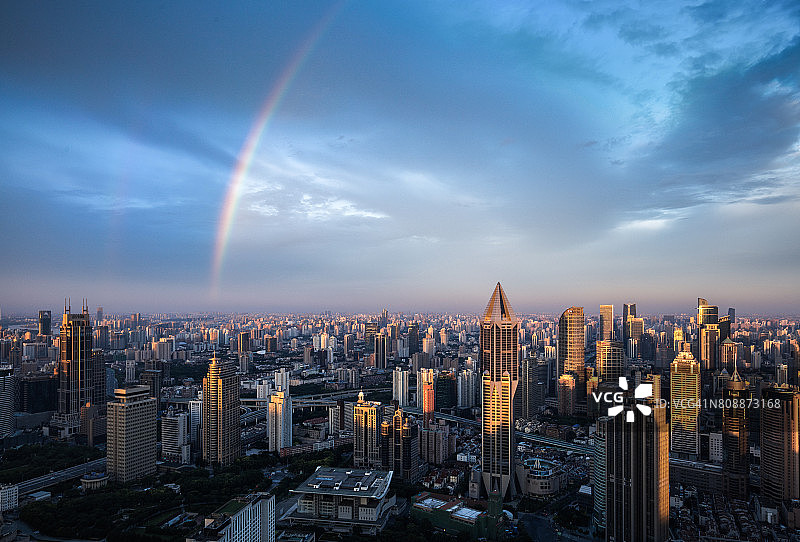 彩虹的上海天际线图片素材