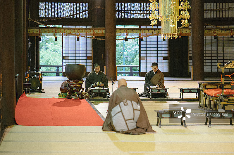 僧侣们在佛教寺庙内举行的早晨仪式上祈祷图片素材