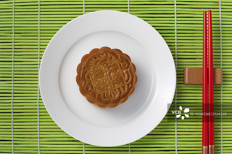 在中国中秋节吃月饼是一种习俗。图片素材