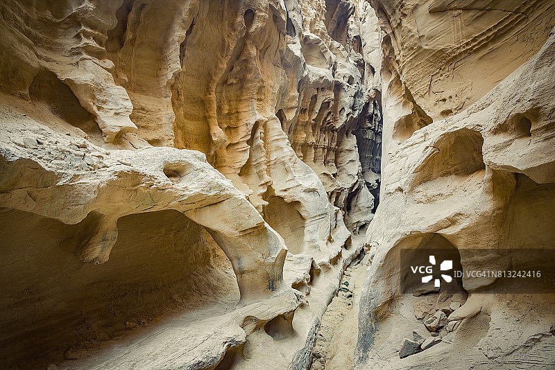 伊朗南部霍尔木兹干省，波斯湾Qeshm岛，察古峡谷内的岩层图片素材