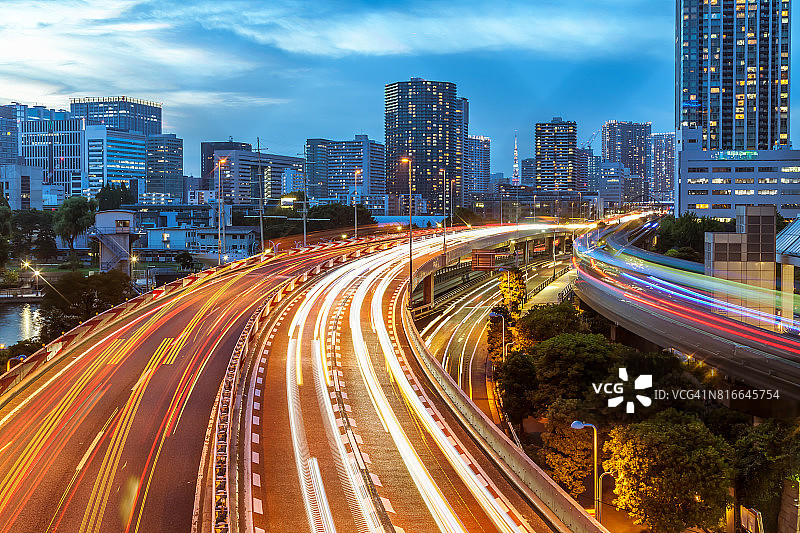 东京市景鸟瞰图与高速公路繁忙的交通在晚上，天诺兹伊泽尔，东京，日本。图片素材