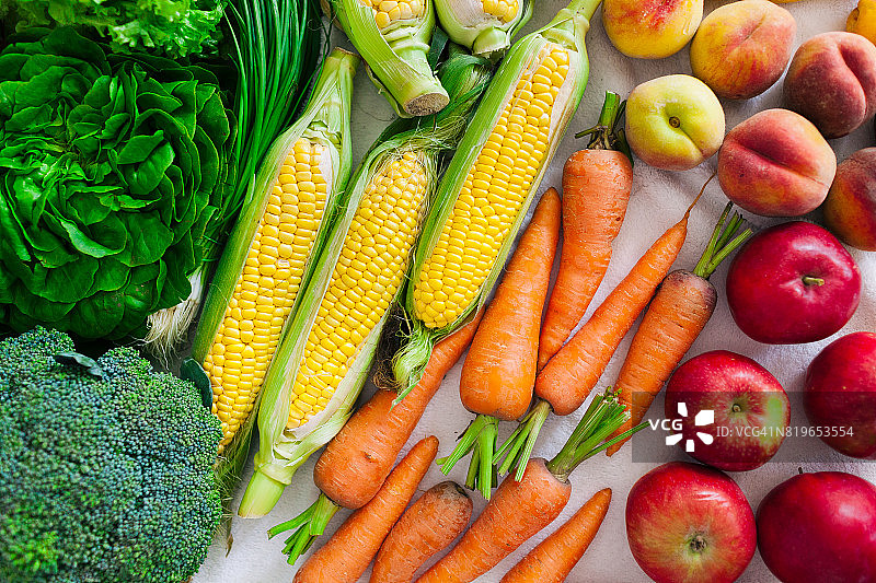平铺不同的夏季水果，蔬菜，绿色蔬菜和浆果图片素材