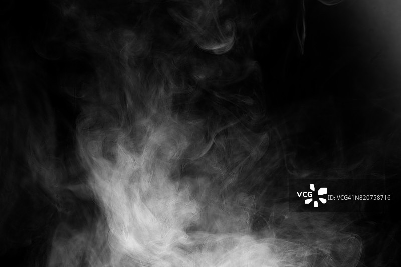 黑色背景上的蒸汽烟的特写图片素材
