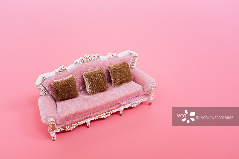 粉色背景的沙发图片素材