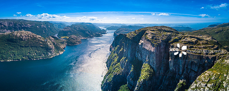 布道石，讲坛石，吕瑟峡湾，挪威。全景图片素材
