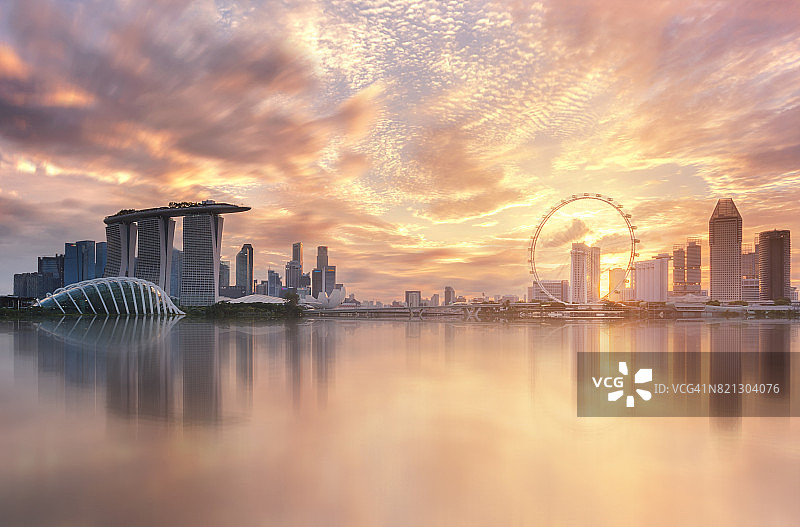 新加坡滨海湾地标，日落，美丽的天空，云图片素材