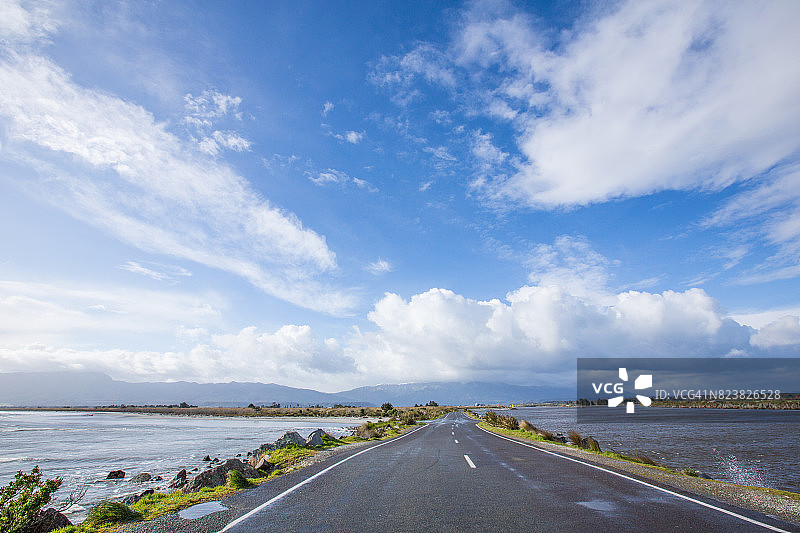 海边的路通向天空，南岛，新西兰图片素材