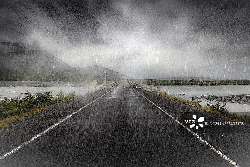 雨雾中道路的POV图片素材