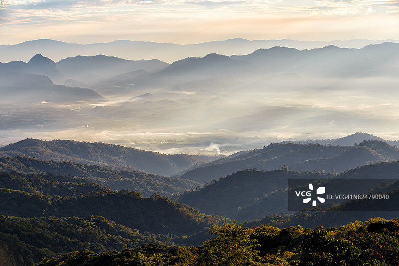 在日出时间的山和雾层，景观在Doi Luang Chiang道，高山在清迈省，泰国图片素材