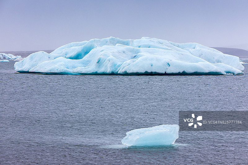 冰山漂浮在Jokulsarlon泻湖图片素材
