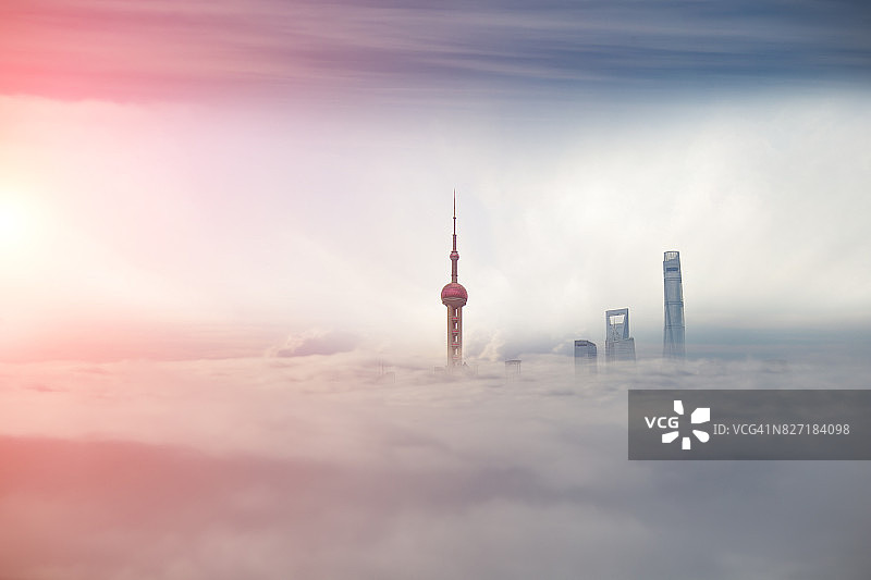 上海的城市风光，陆家嘴的商业大厦在雾中图片素材