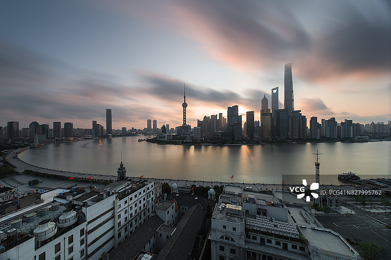 黎明时分上海地标的高架图图片素材