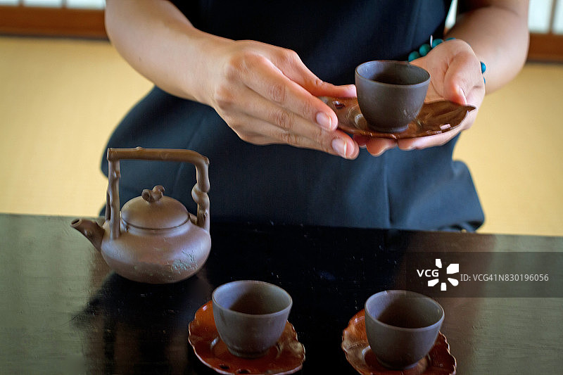 亚洲妇女在做中国茶道图片素材