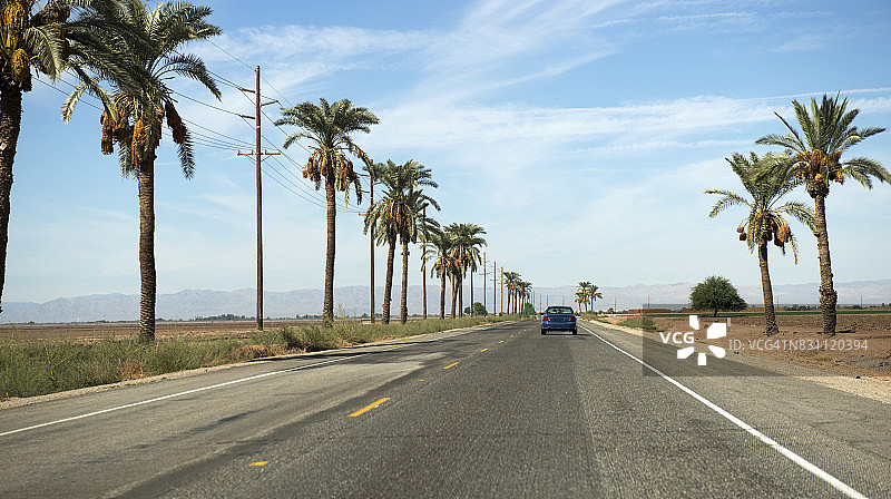 美国加州帝国县布劳利附近高速公路上的交通图片素材
