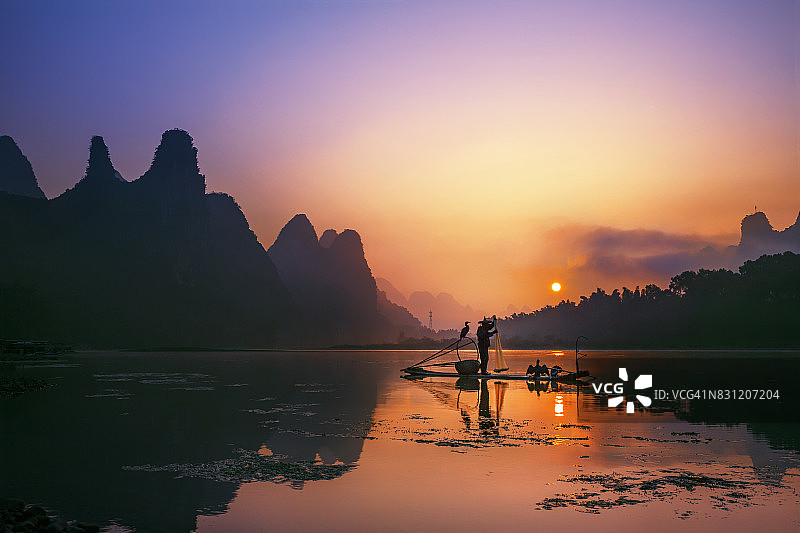 日落漓江的鸬鹚渔民，阳朔，中国图片素材