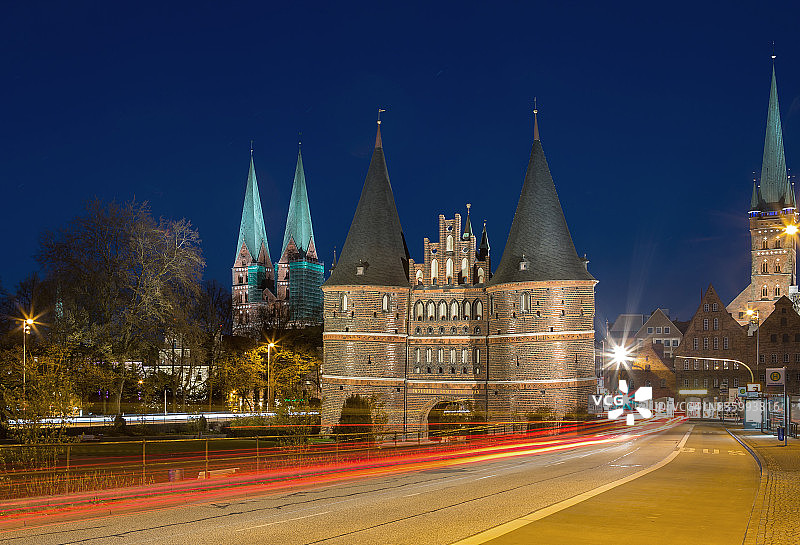 Lübeck，荷斯滕托蓝时车灯(德国石勒苏益格-荷尔斯泰因)图片素材