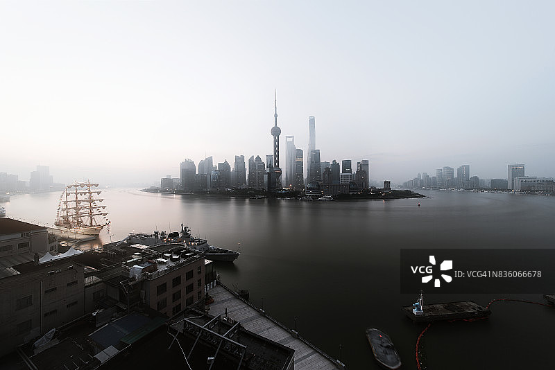 黎明时分俯瞰上海的地平线图片素材