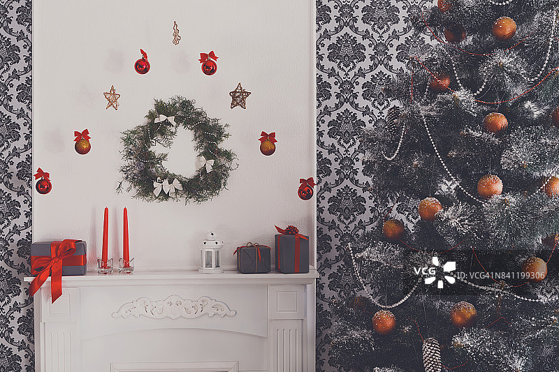 圣诞树装饰在现代室内，节日的概念图片素材