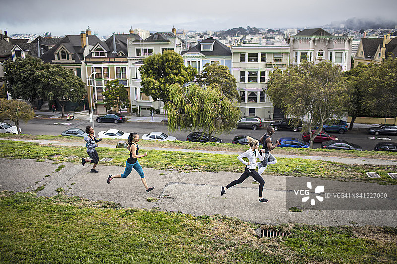 四个人在旧金山的一个公园里跑步图片素材