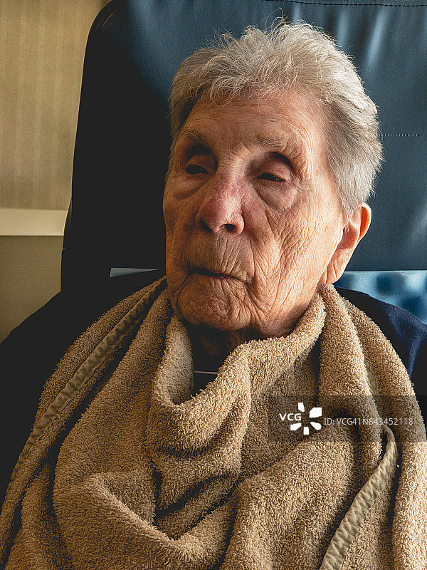 老年妇女在疗养院患有阿尔茨海默氏症图片素材